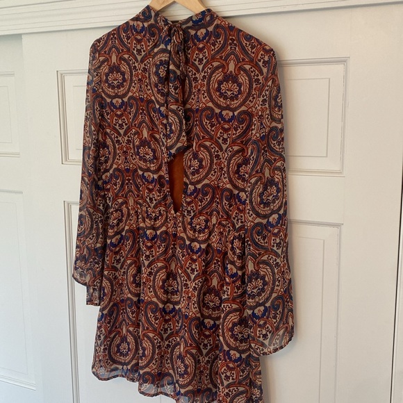 Bell sleeve pattern dress with bow-neck tie and open back - Picture 6 of 6